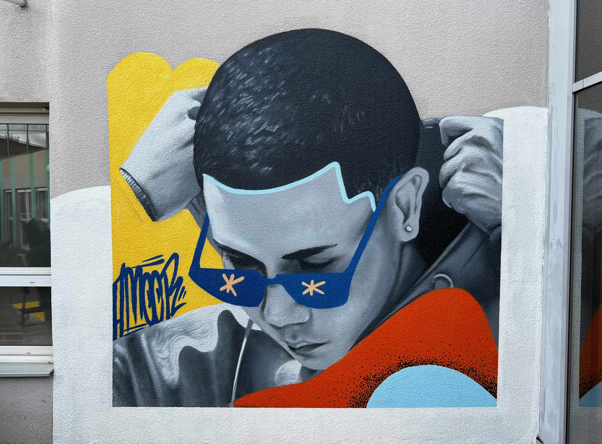 garcon-lunette-fresque-murale-graffiti-centre-medical